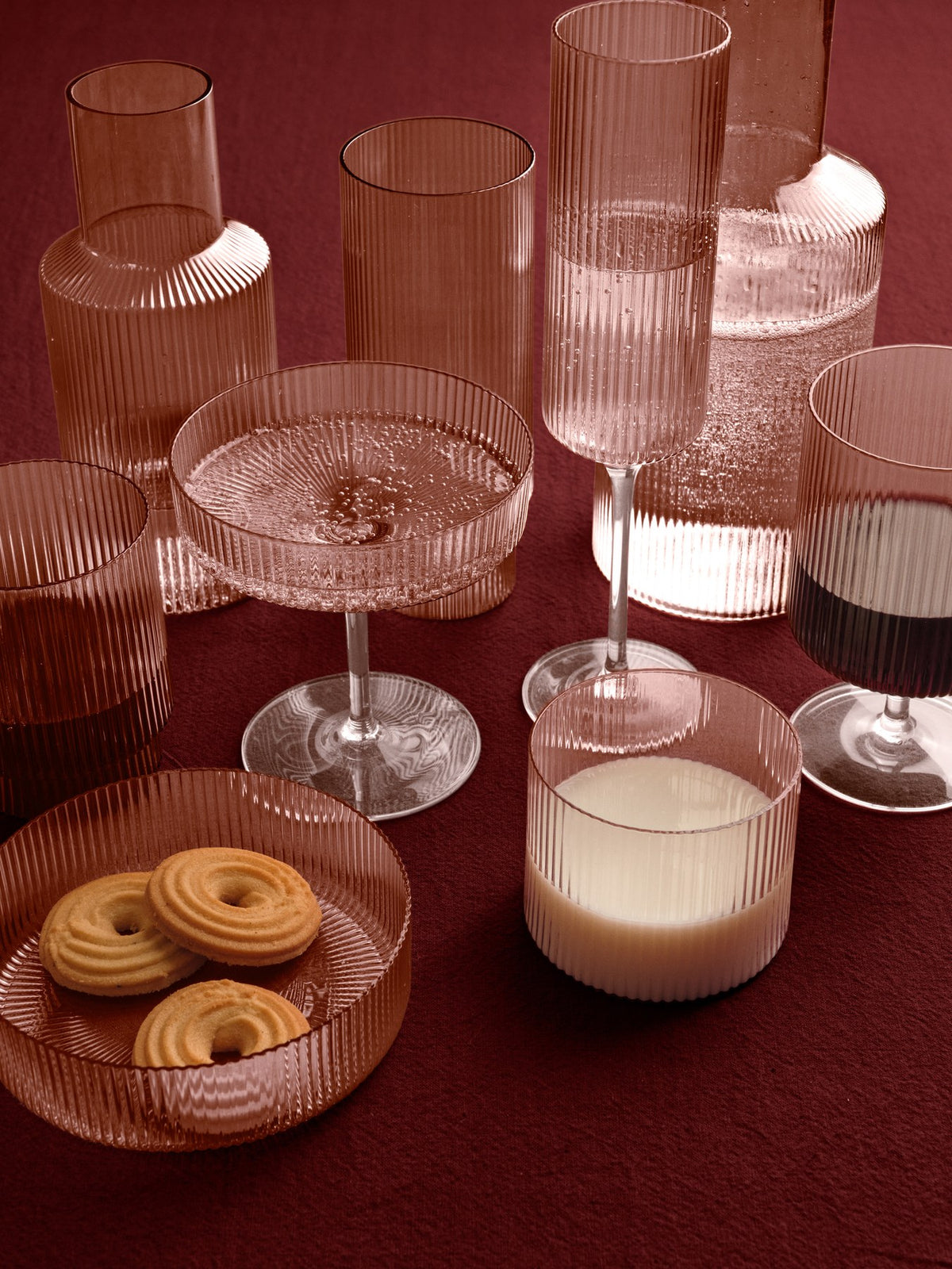 Mundgeblasene Glaskaraffe mit geriffelter Oberfläche, geometrischer Form, in Farbe Blush, auf hellem Hintergrund fotografiert.