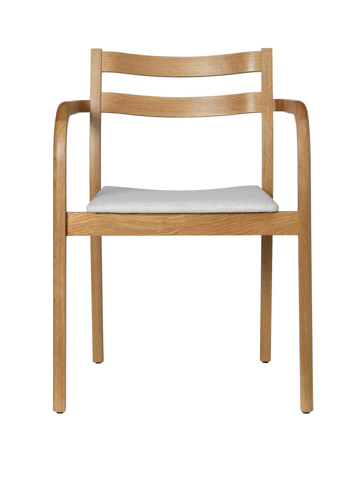Esszimmerstuhl mit Armlehnen aus massiver Eiche, Sitzpolster in Off-White, geschwungene Hinterbeine, stapelbar, von Ferm Living.