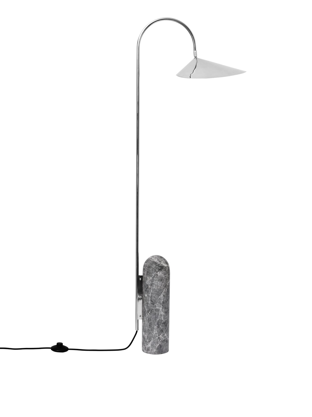 Arum Stehlampe von Ferm Living mit Sockel aus Galaxy-Grey-Marmor, schlanker Edelstahlstange und blütenförmigem Lampenschirm aus Edelstahl.