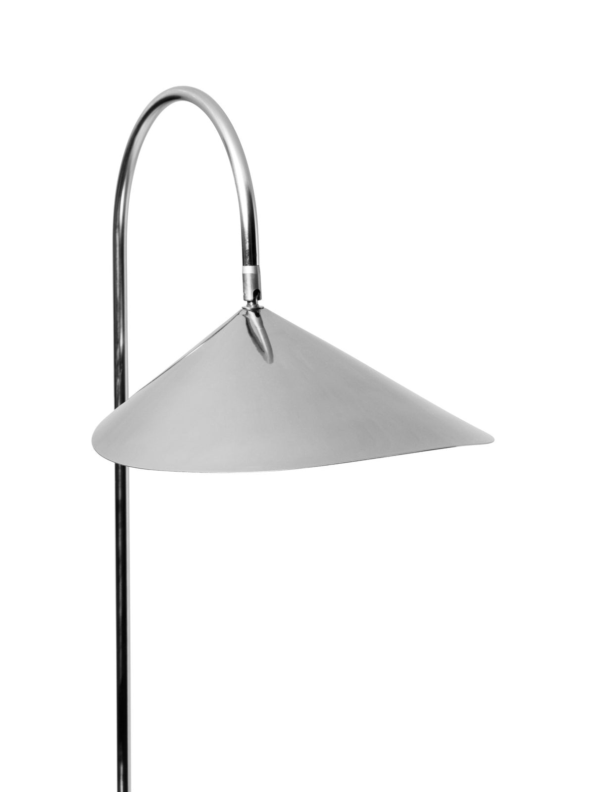 Arum Stehlampe von Ferm Living mit Sockel aus Galaxy-Grey-Marmor, schlanker Edelstahlstange und blütenförmigem Lampenschirm aus Edelstahl.