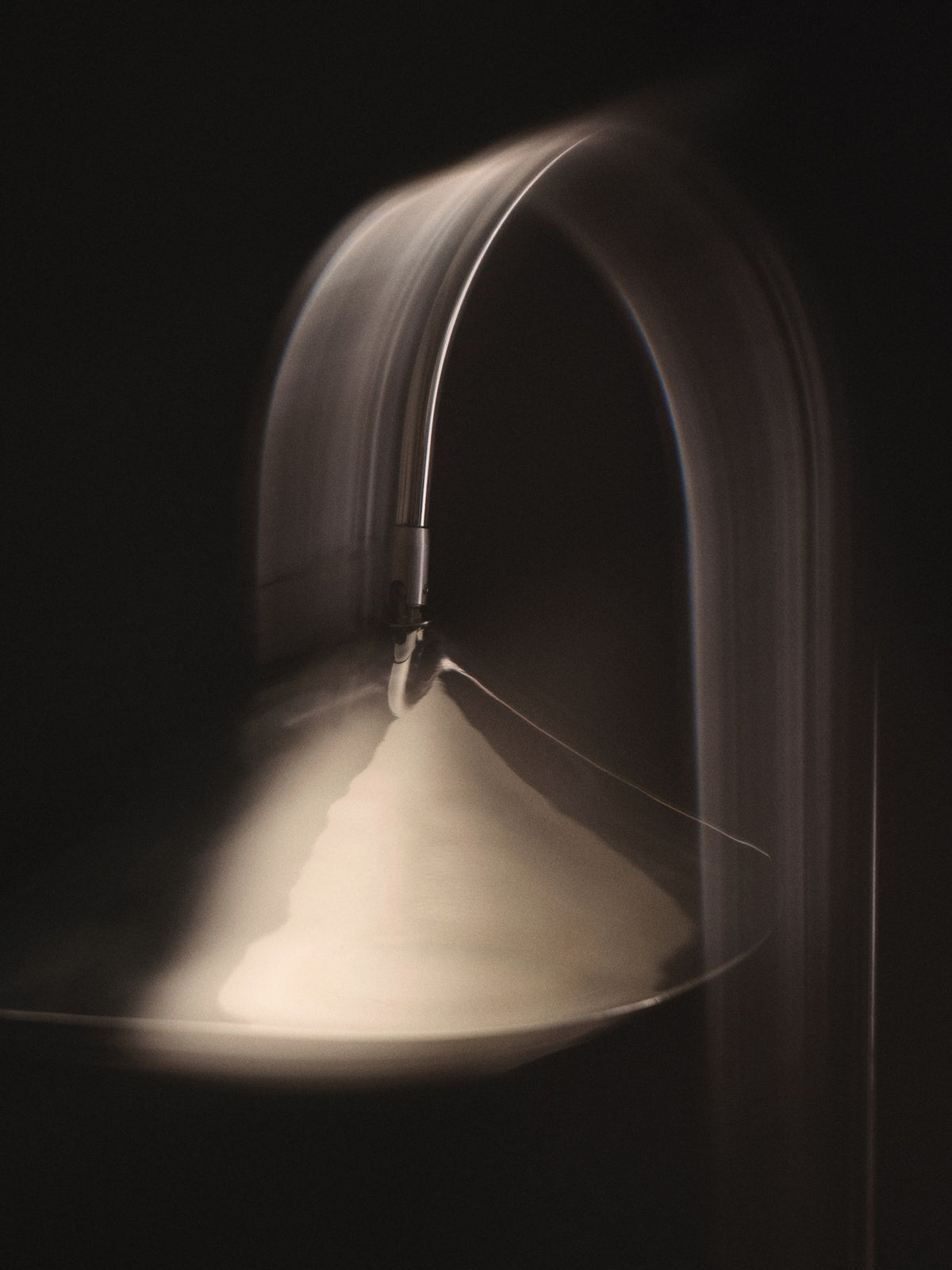 Arum Stehlampe von Ferm Living mit Sockel aus Galaxy-Grey-Marmor, schlanker Edelstahlstange und blütenförmigem Lampenschirm aus Edelstahl.