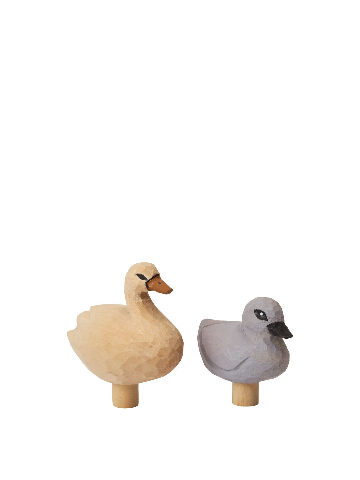 Zwei handgeschnitzte Holzfiguren in Schwan- und Entlein-Form aus hellem Espenholz, bunt bemalt, kompakte Grösse für Kinderzimmer-Deko.