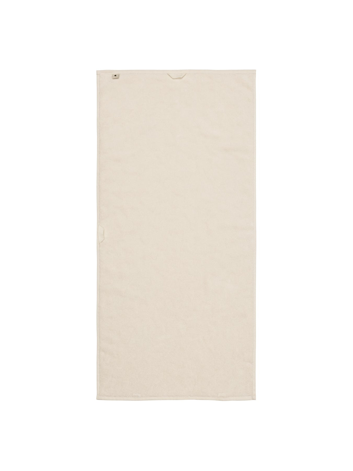 Off-white Badetuch aus Bio-Baumwolle mit sanftem, tonalem Blumenmuster, gefaltet auf hellem Untergrund, Ferm Living.