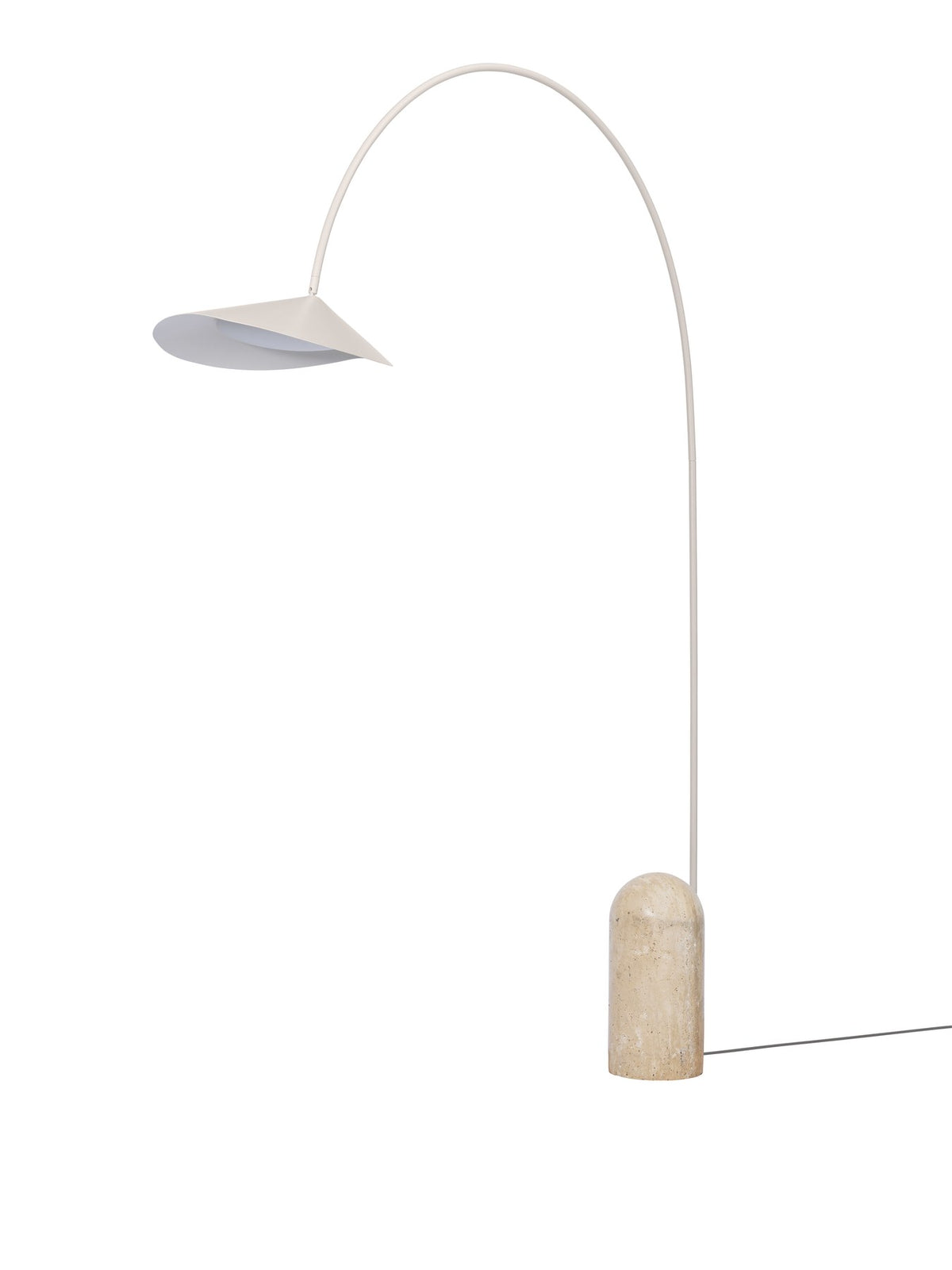 Schwarze Arum Bogenstehleuchte von Ferm Living mit massivem Marmorsockel, gebogenem Aluminium-Lampenschirm und Stoffkabel.
