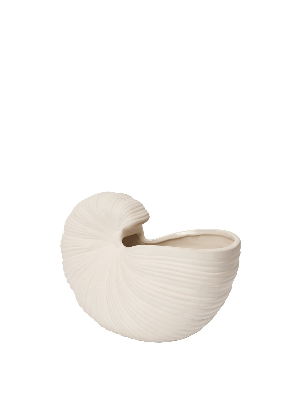 Blumentopf Shell Topf - 23 von Ferm Living in Off-White aus Steingut, aussen unglasiert und matt, innen glasiert, skulpturale Form.