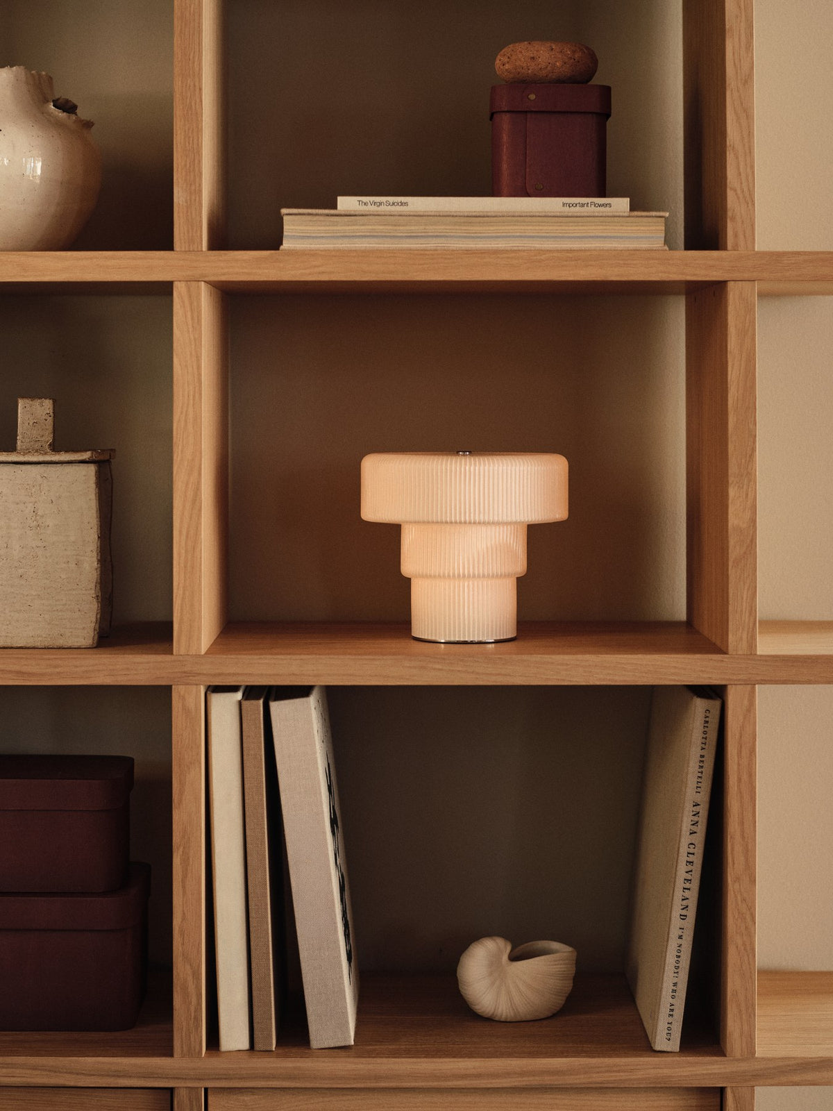 Kleiner Blumentopf 'Shell Topf - 11' von Ferm Living aus Steingut in Off-White, aussen unglasiert, innen glasiert, skulpturale Form.