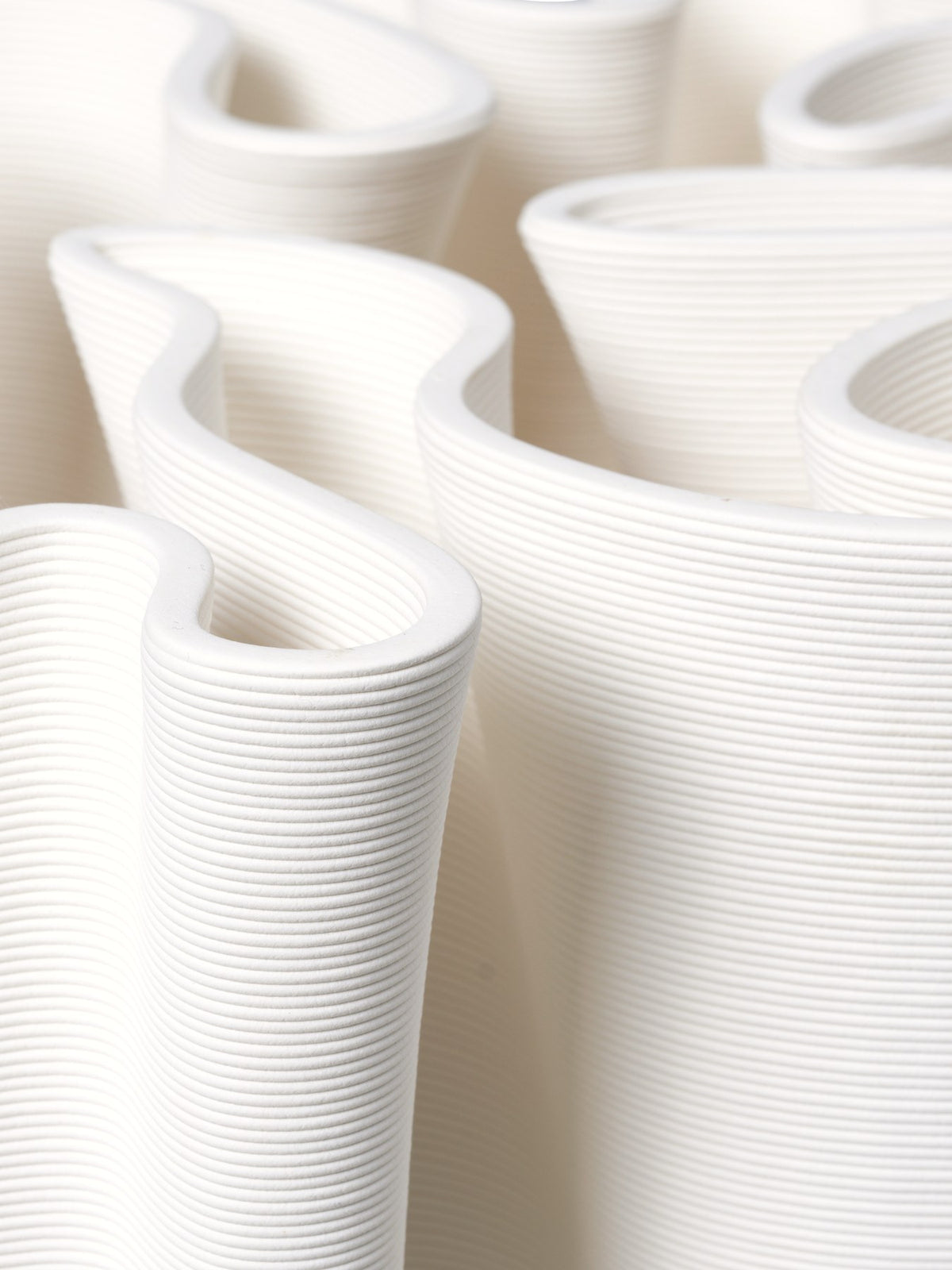Off-White Bodenvase aus Steingut mit reliefartigem, labyrinthähnlichem Muster, aussen unglasiert, innen glasiert, Höhe 50 cm.