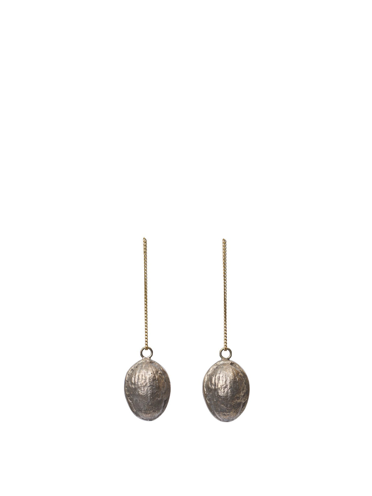 Zwei kleine Ornamente aus Messing in Nussschalenform mit klarem Lack und Messingkette, glänzende Oberfläche.