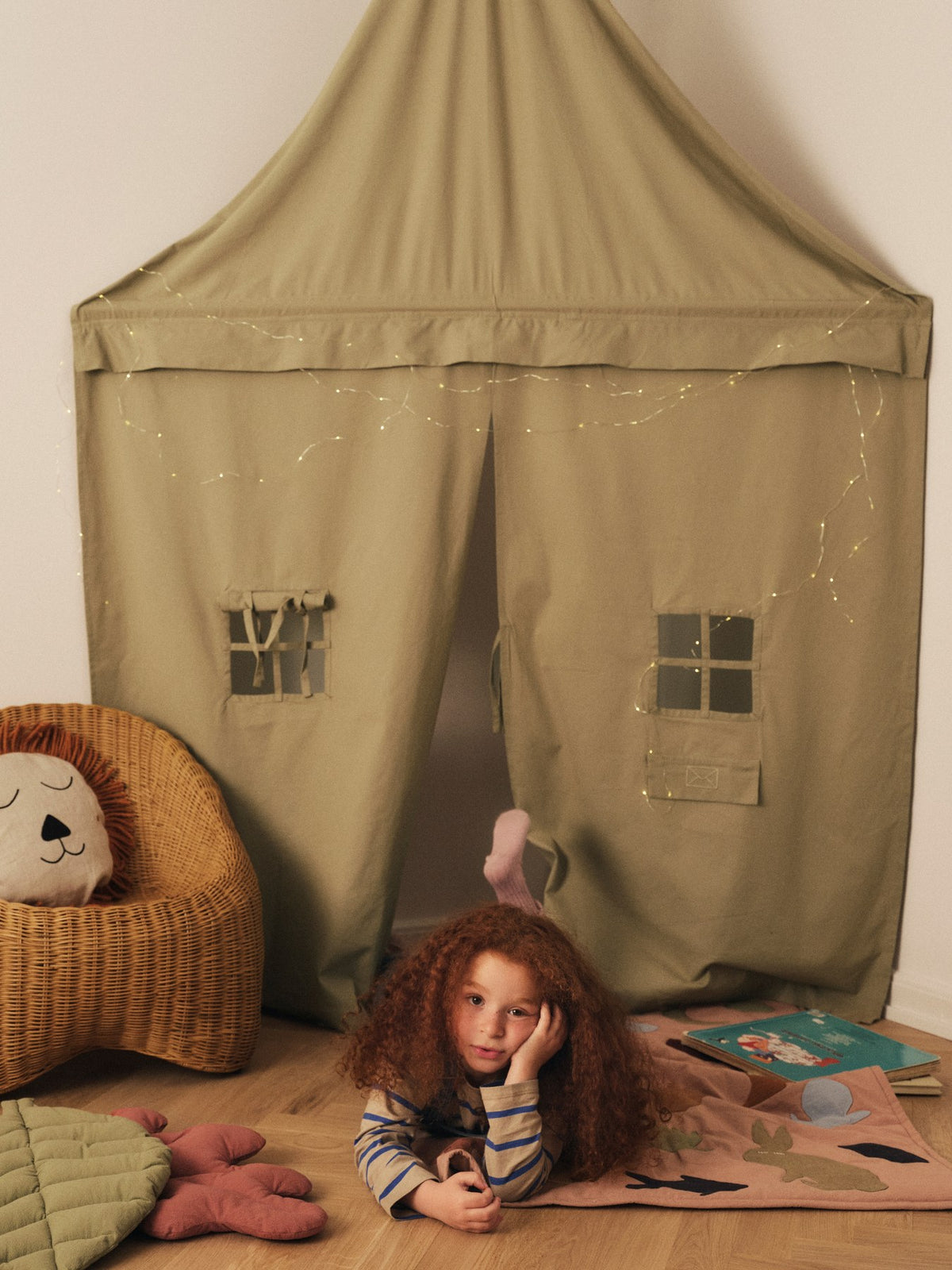 Wolldecke Lunden von Ferm Living in Off-White mit dunkelschokoladefarbenen Applikationen aus Waldtieren, gefertigt aus Bio-Baumwolle.