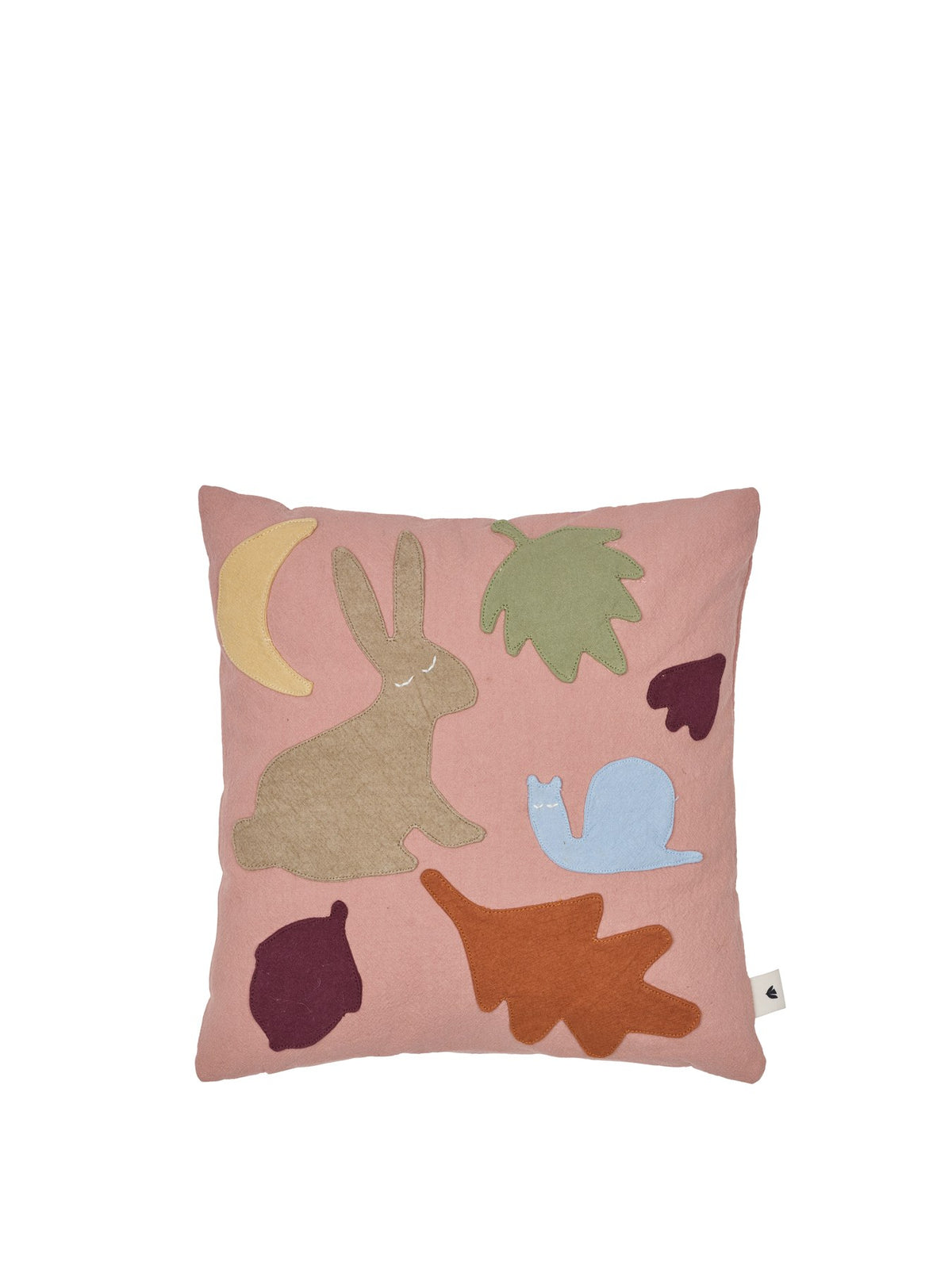 Quadratisches Kissen mit handgestickten Wildtier- und Waldfiguren, Bezug aus Bio-Baumwolle, Farbe Off-White mit Dunkelschokolade-Applikationen.