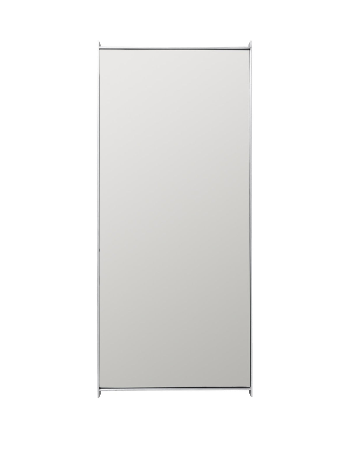 Schmaler Wandspiegel mit Aluminiumrahmen und MDF-Rückwand, rechteckige Form, Spiegelglas, minimalistisches Design von Ferm Living.