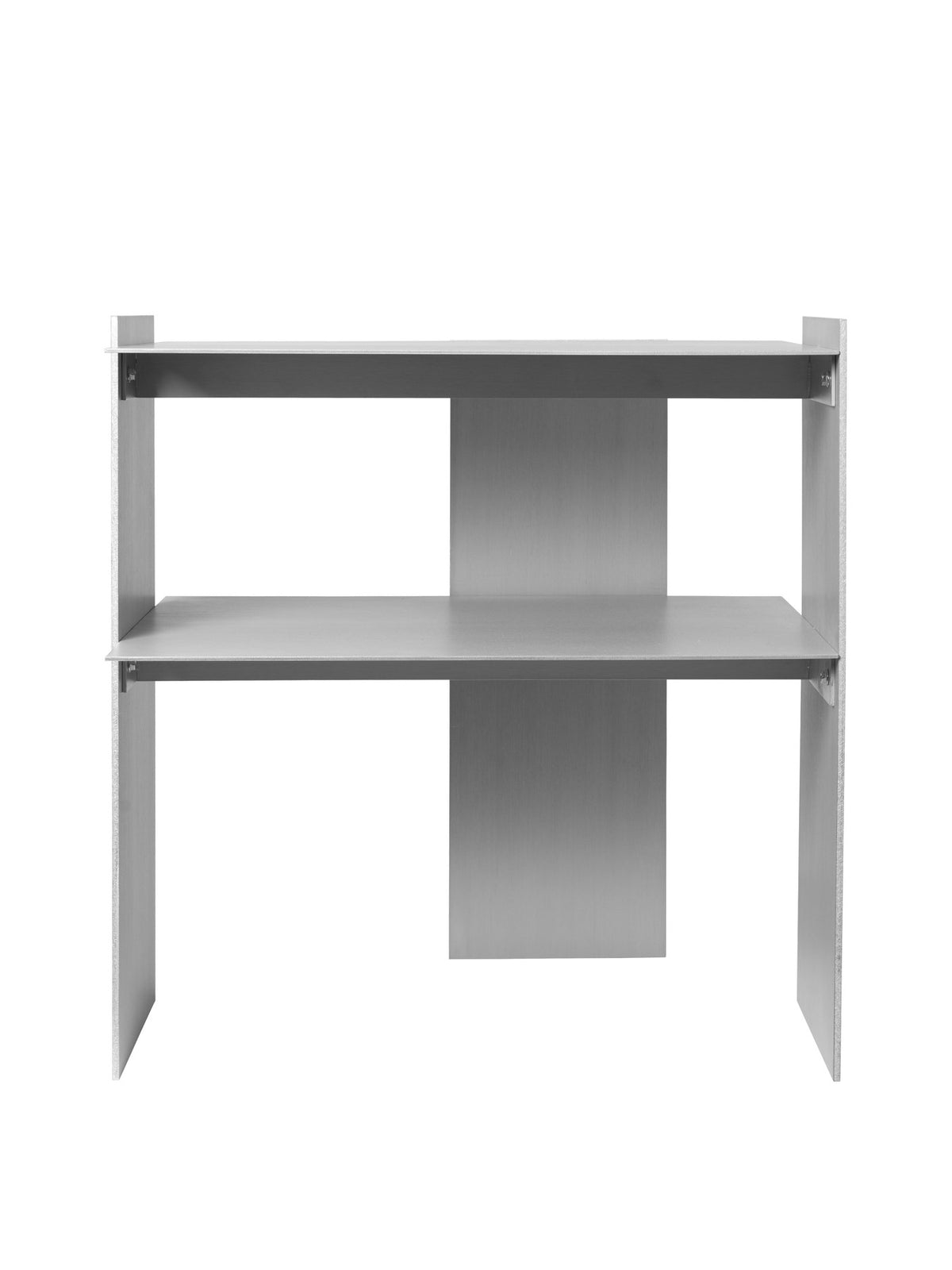 Beistelltisch aus gebürstetem Aluminium in der Farbe Aluminium, geometrische Form, schlank und freistehend fotografiert.