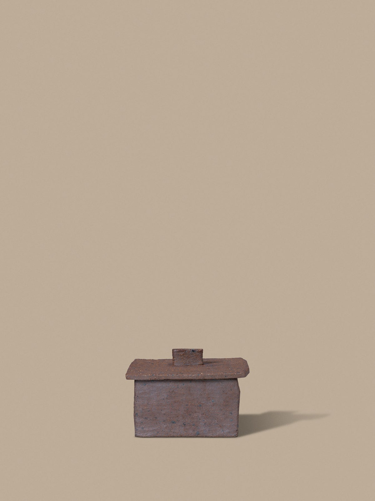Aufbewahrungsbox Rume Box - 10 von Ferm Living aus glasiertem Steinzeug in der Farbe Soil, mit passendem Deckel, auf neutralem Hintergrund fotografiert