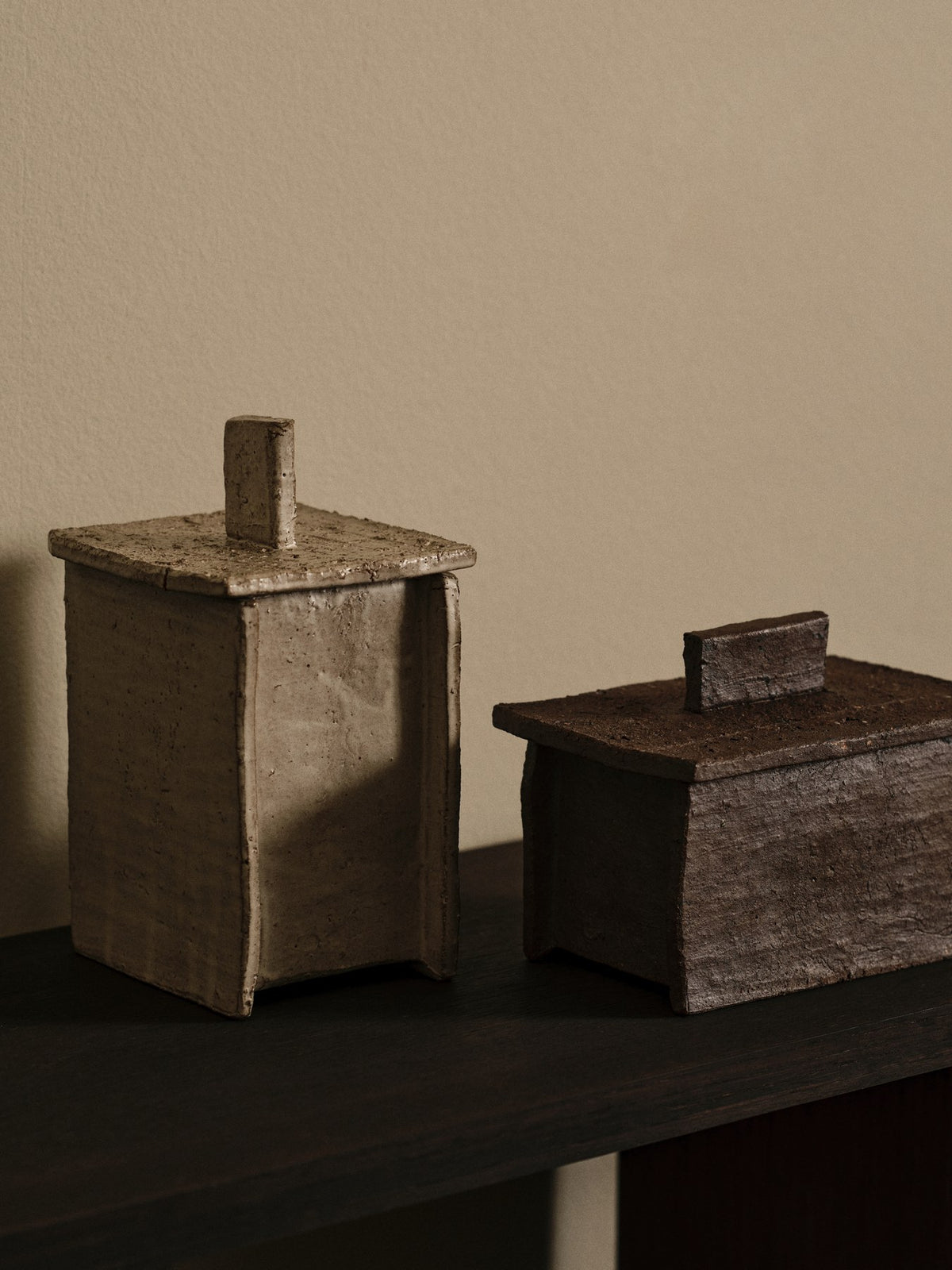 Aufbewahrungsbox Rume Box - 10 von Ferm Living aus glasiertem Steinzeug in der Farbe Soil, mit passendem Deckel, auf neutralem Hintergrund fotografiert