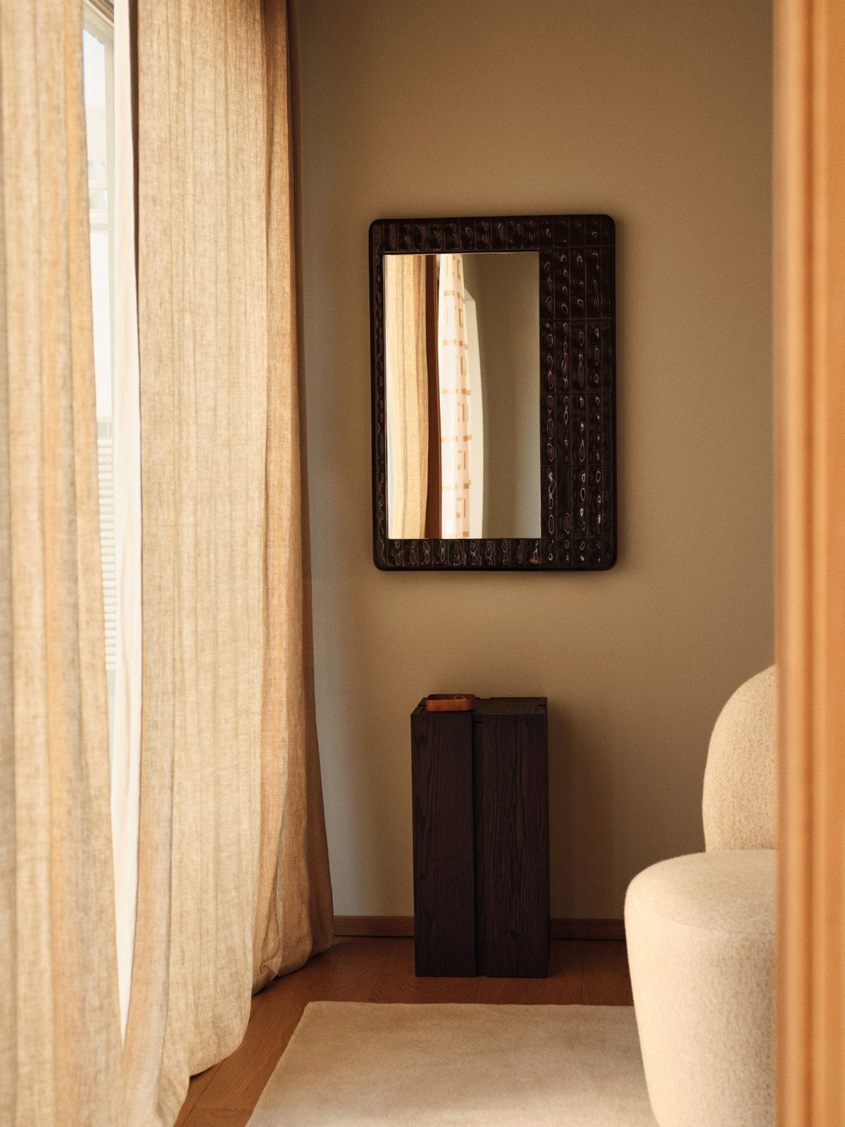 Wandspiegel Tiling H85 von Ferm Living aus glasfaserverstärktem Beton in dunkler Schokoladenfarbe mit fliesenartigem, rechteckigem Rahmen und MDF-Rückwand.