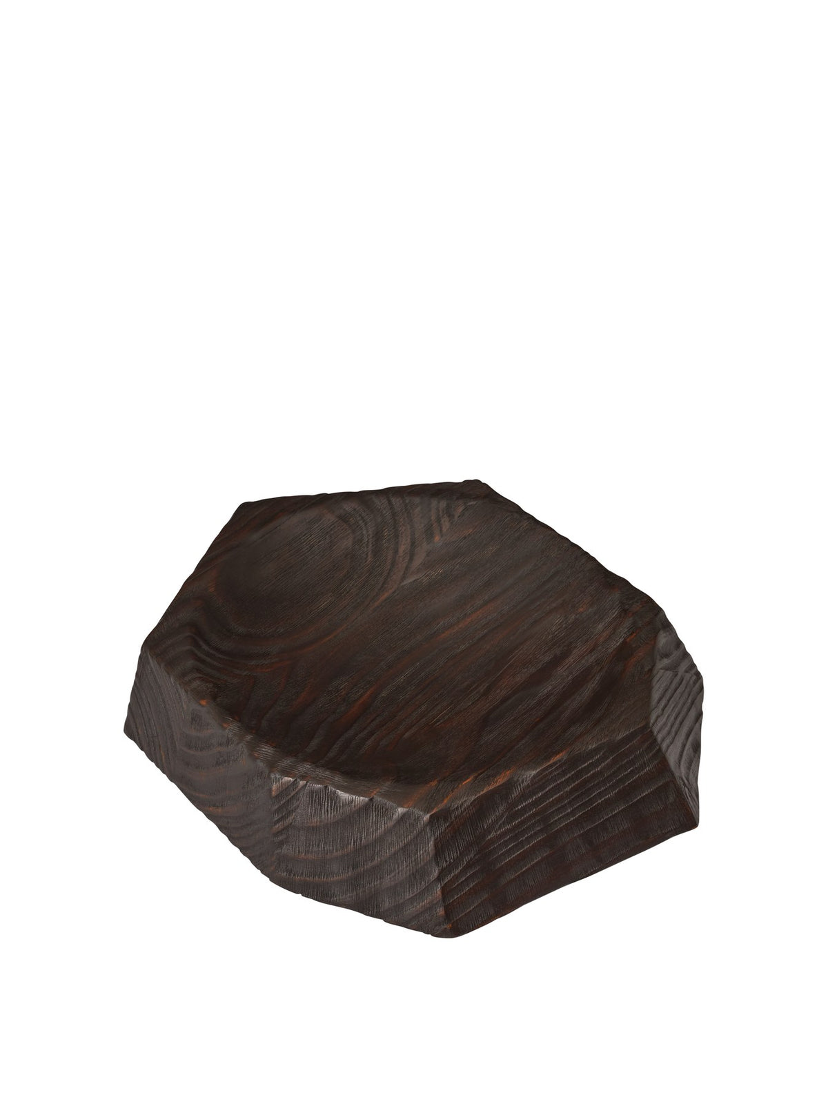 Koh Tischaufsatz 35 von Ferm Living: dunkelbraunes, geflammtes Mittelstück aus Kiefernholz mit brutalistischer, skulpturaler Form auf hellem Untergrund.