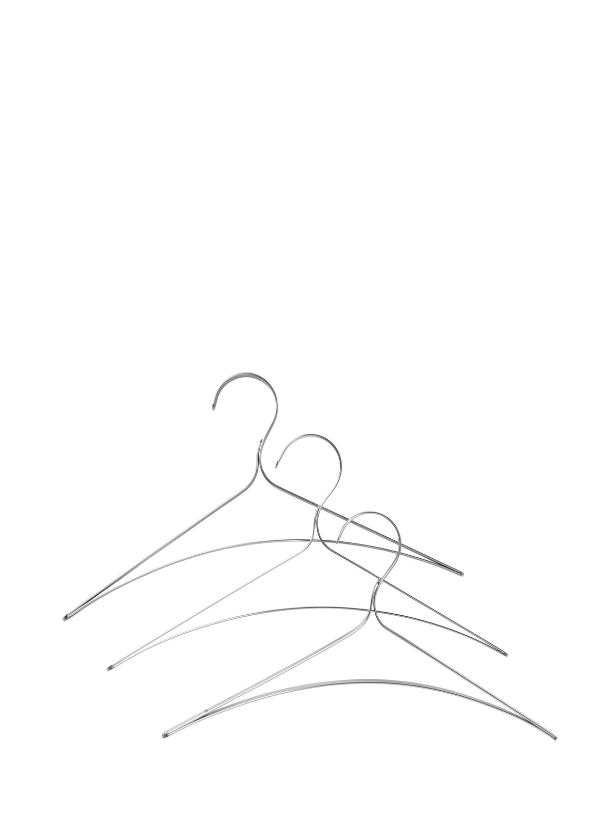 Drei Kleiderbügel aus Edelstahl mit schlanker, durchgehend gebogener Form, im Set von Ferm Living, glänzende Metalloberfläche sichtbar.