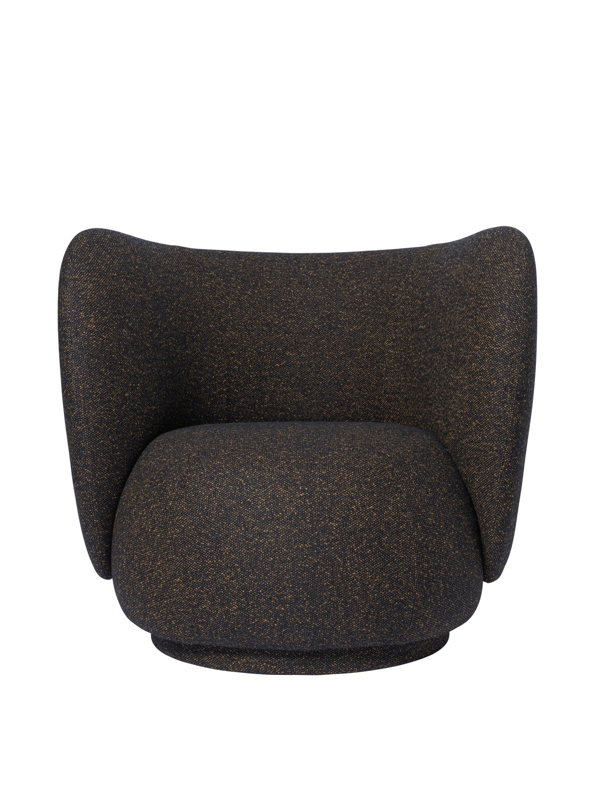 Drehsessel Rico von Ferm Living mit rundlichem Design, Bezug aus Vanir Stoff in Schwarz/Honig, schwarzem Drehsockel und weichen Polsterformen.