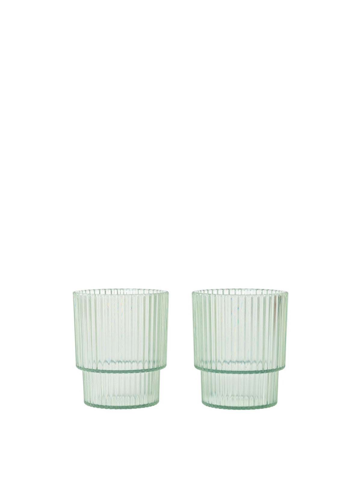 Zwei Ripple Kinder-Becher von Ferm Living aus klarem Tritan-Kunststoff mit geriffelter Oberfläche und geometrischer, runder Silhouette.