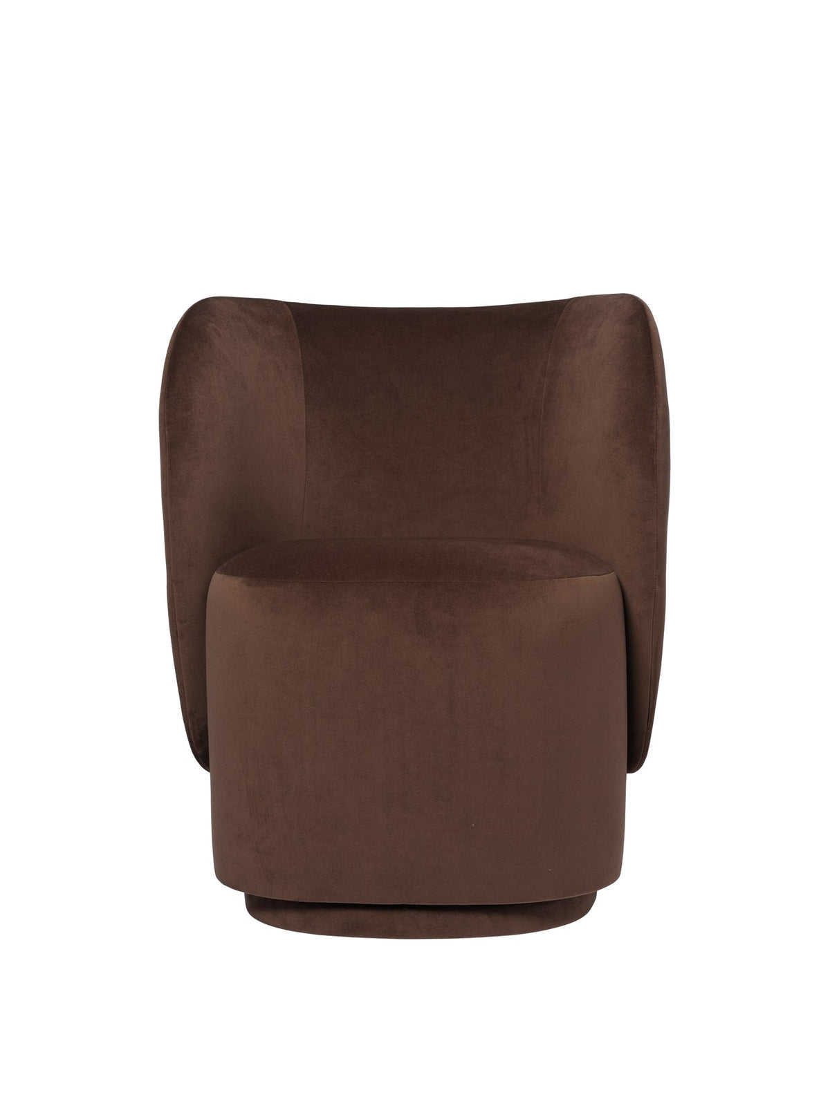 Drehsessel Rico Club Rich Velvet von Ferm Living in Kaffee: skulpturale Form mit Samtbezug, gepolsterter Rückenlehne und drehbarem Fuss.