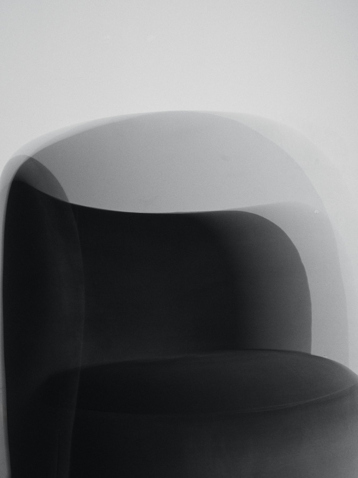 Drehsessel Rico Club Rich Velvet von Ferm Living in Kaffee: skulpturale Form mit Samtbezug, gepolsterter Rückenlehne und drehbarem Fuss.