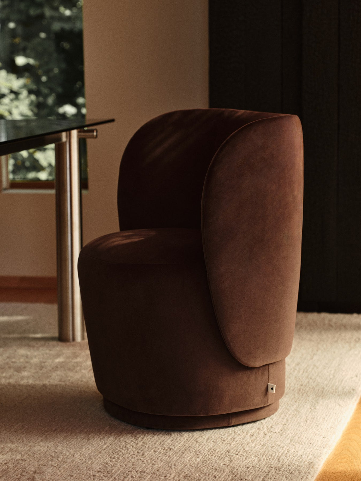 Drehsessel Rico Club Rich Velvet von Ferm Living in Kaffee: skulpturale Form mit Samtbezug, gepolsterter Rückenlehne und drehbarem Fuss.