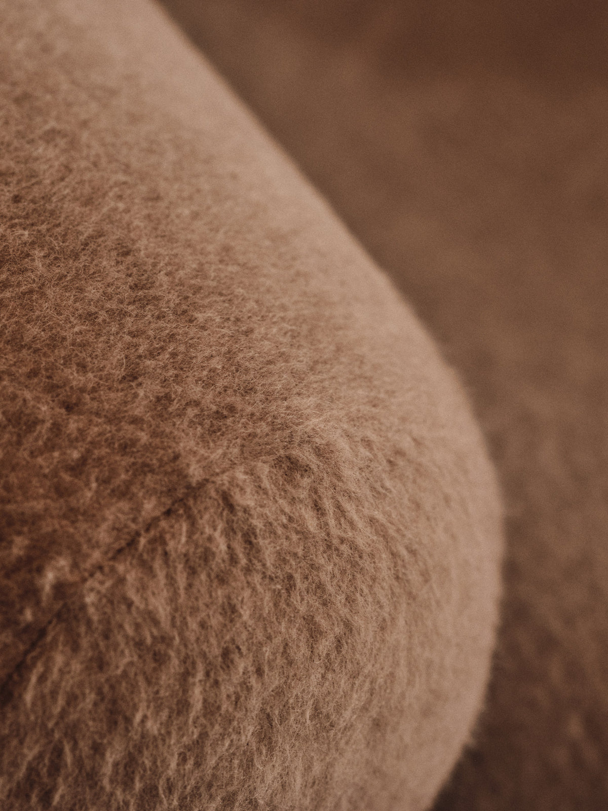 Sessel Orbo Lounge Chair Soft Alpaca von Ferm Living in Natur, Bezug aus Neuwolle und Alpaka, runde Rückenlehne, Holz- und Stahlstruktur.