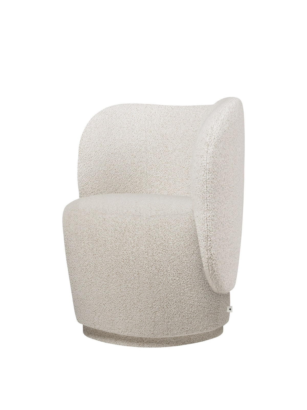 Drehsessel Rico Club von Ferm Living mit flauschigem Bouclé-Bezug in Off-White, skulpturaler Form und drehbarem Fuss aus Polyethylen.