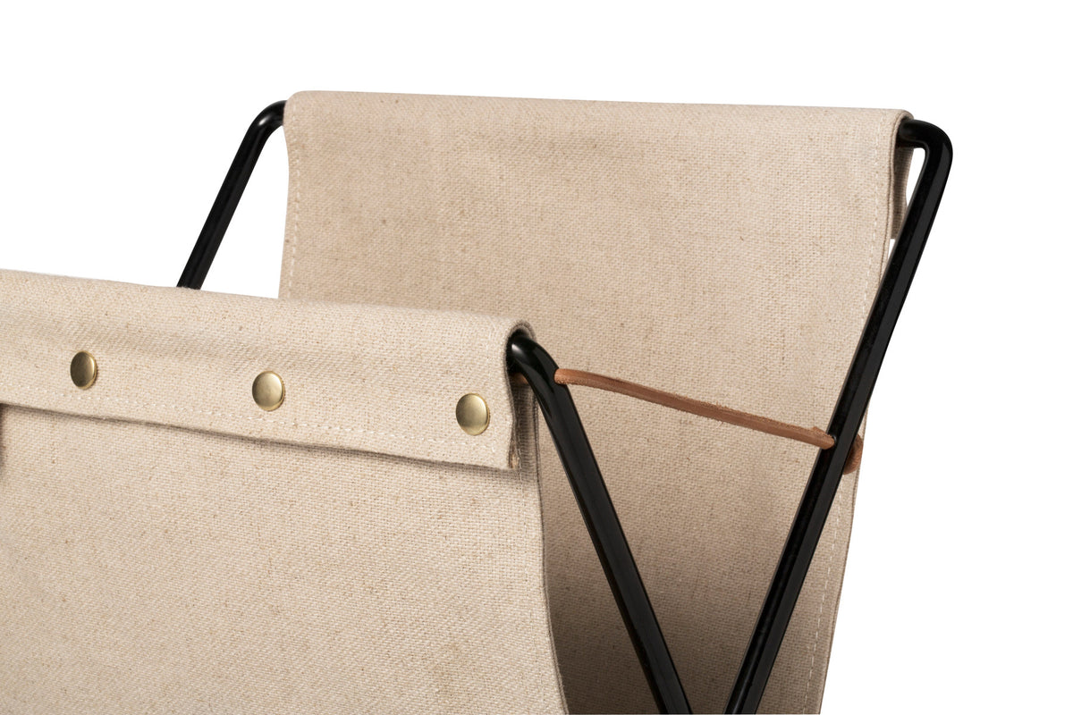 Herman Zeitschriftenständer in Schwarz präsentiert im Onlineshop von KAQTU Design AG. Zeitungshalter ist von Ferm Living