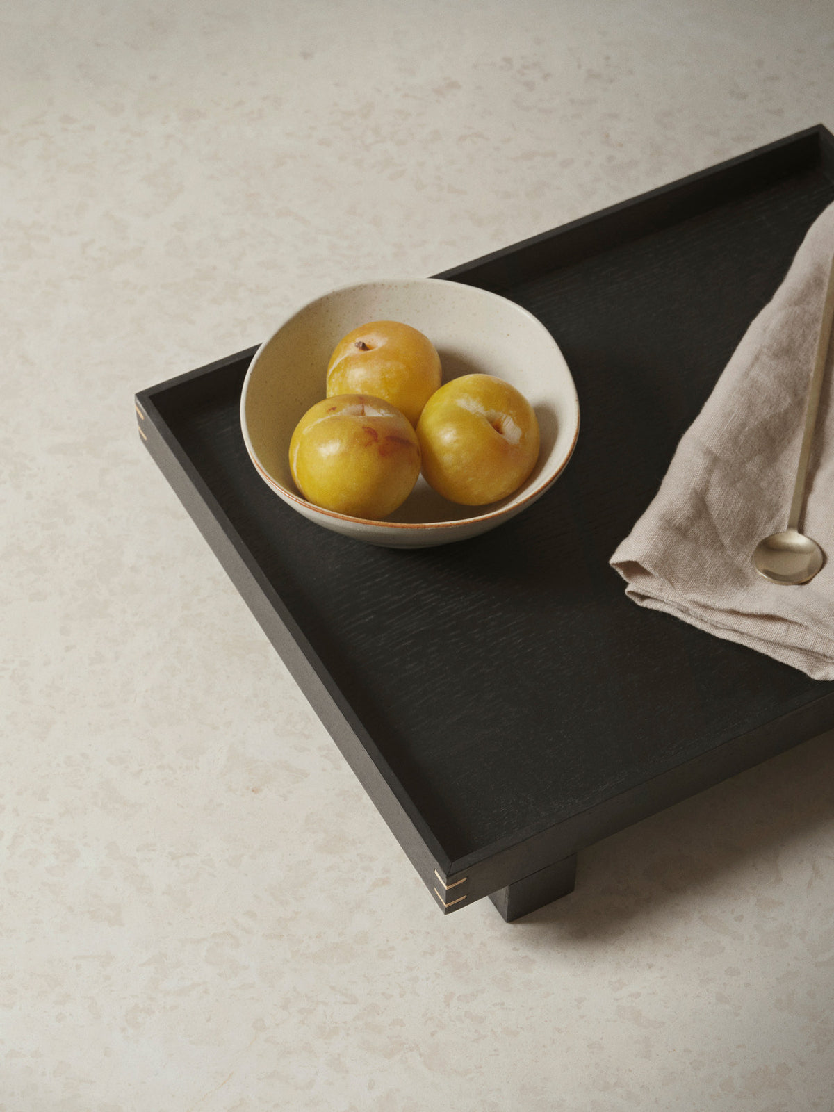 Bon Tablett Large in Schwarz präsentiert im Onlineshop von KAQTU Design AG. Tablett ist von Ferm Living