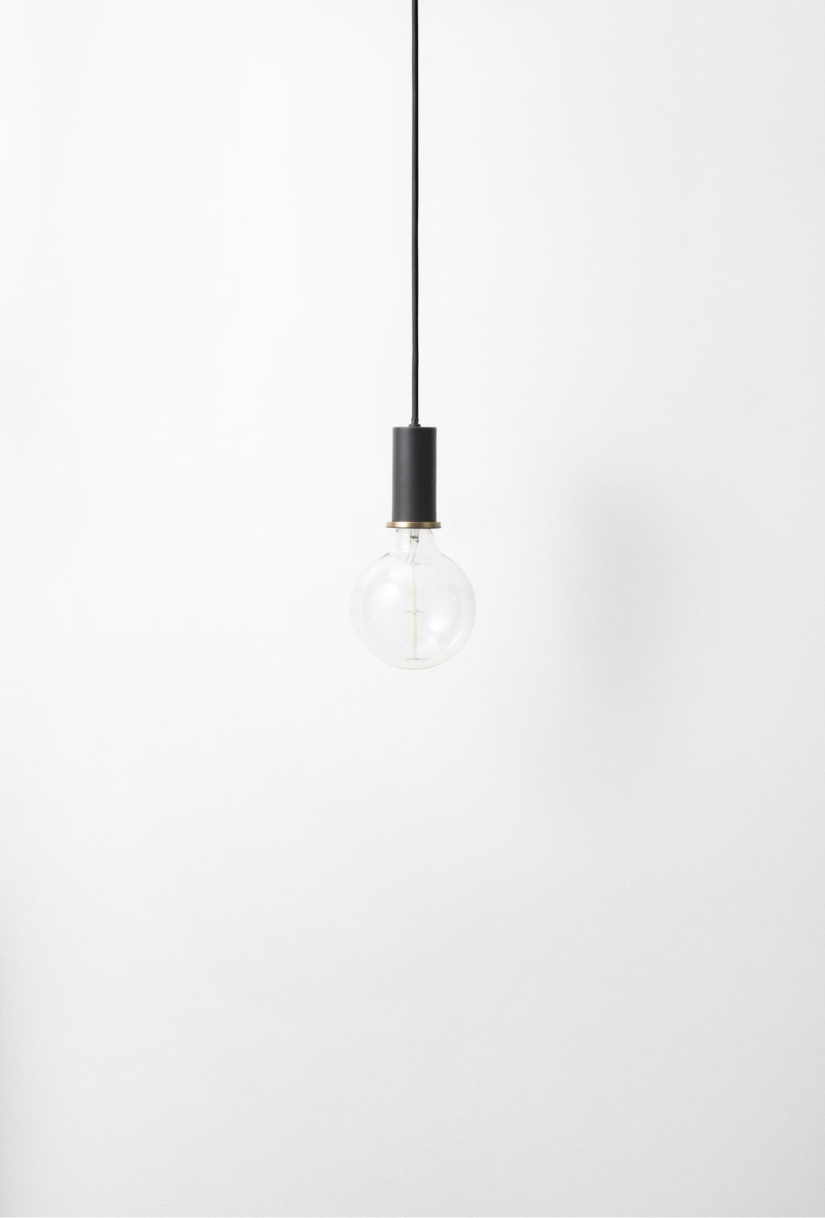 Collect Pendellampe tief in Schwarz präsentiert im Onlineshop von KAQTU Design AG. Pendelleuchte ist von Ferm Living