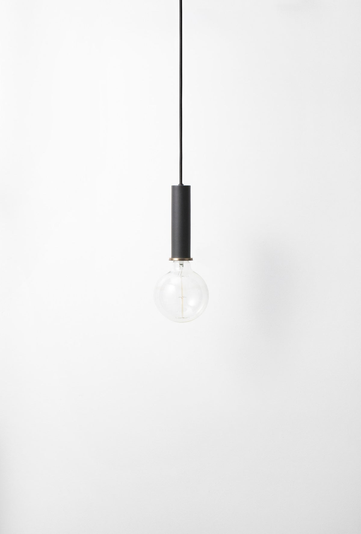 Collect Pendellampe hoch in Schwarz präsentiert im Onlineshop von KAQTU Design AG. Pendelleuchte ist von Ferm Living