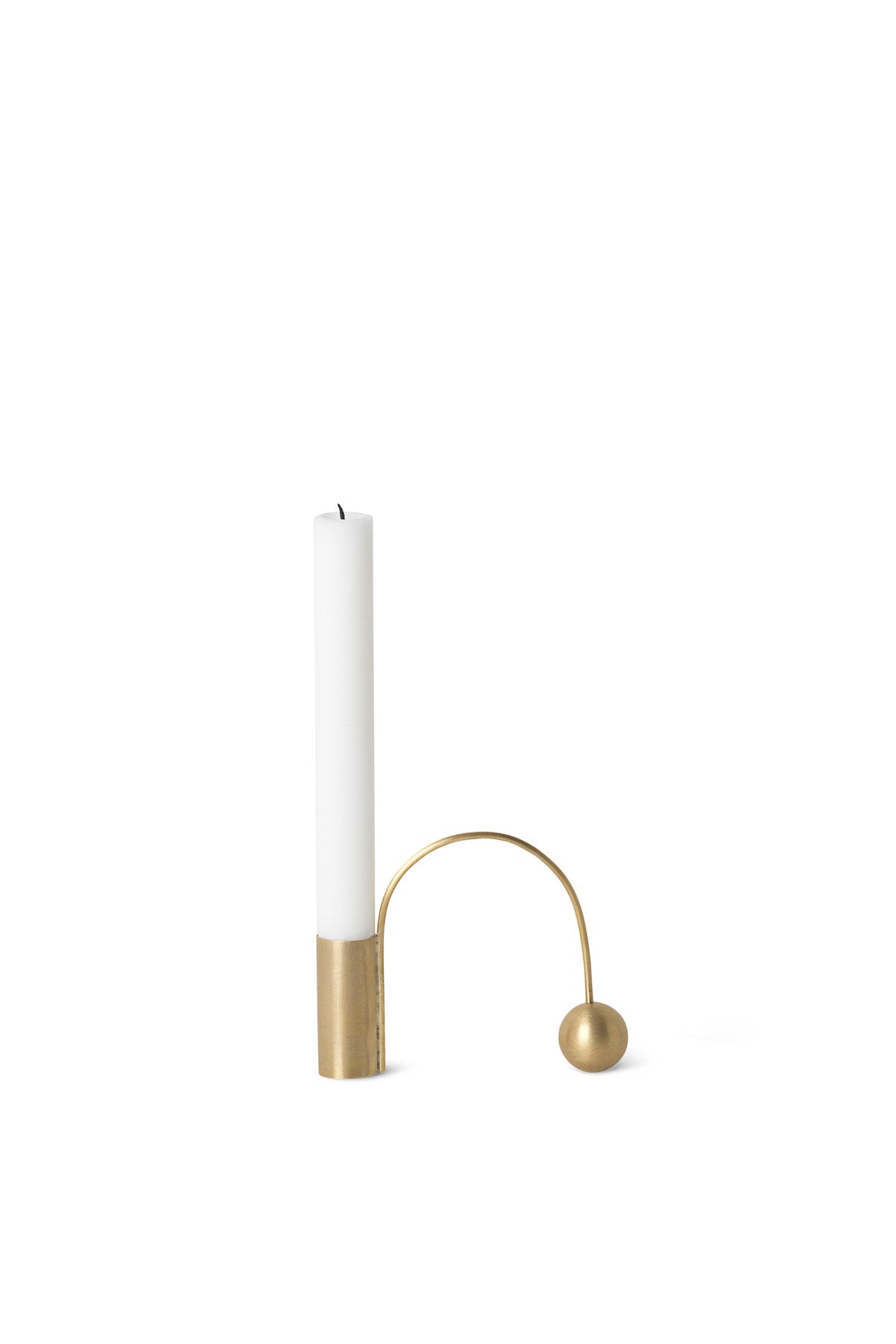 Balance Kerzenhalter in Messing präsentiert im Onlineshop von KAQTU Design AG. Kerzenständer ist von Ferm Living
