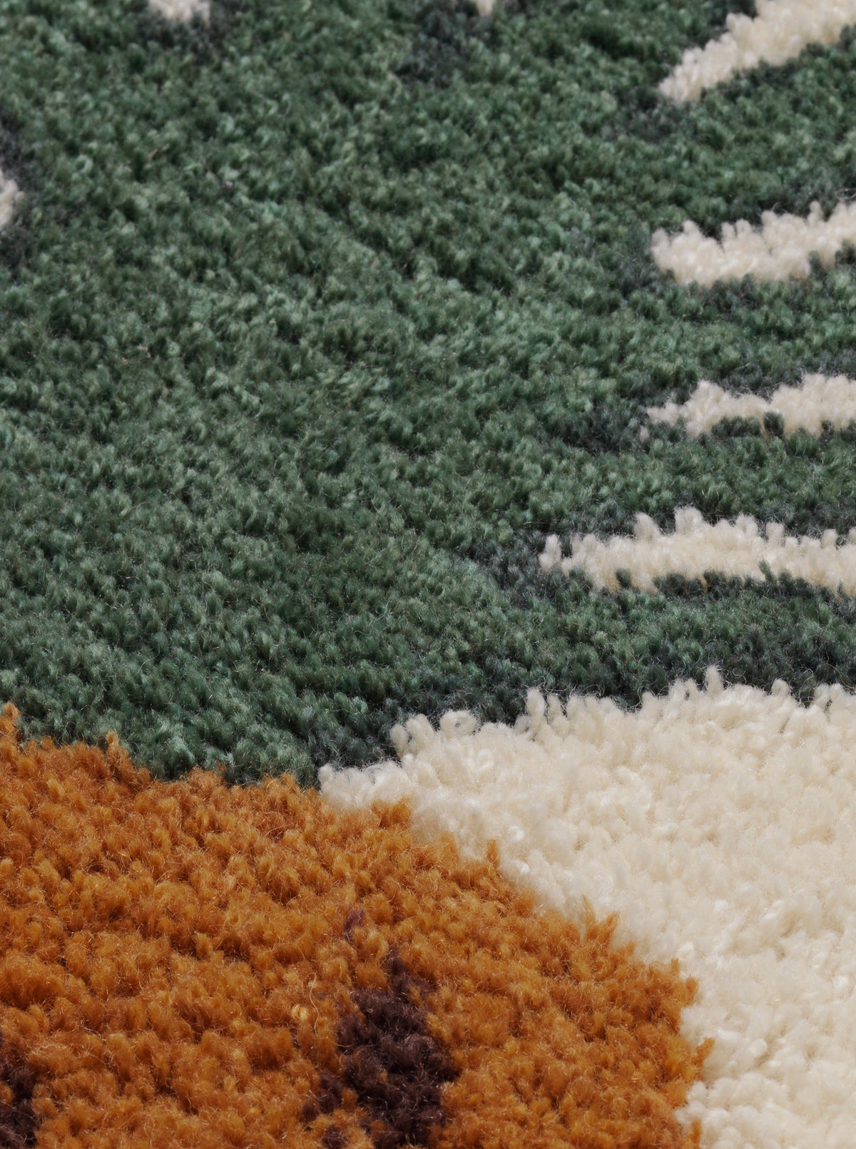 Fruiticana Tuftteppich von Ferm Living, mehrfarbig mit Ananasmotiv, Vorderseite aus getufteter neuseeländischer Wolle, Rückseite aus Baumwolle, rechteckige Form
