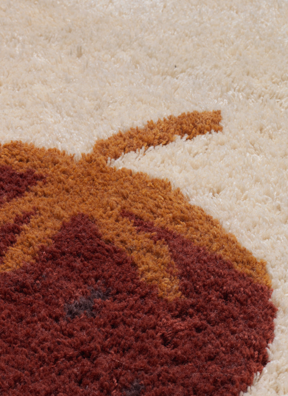 Fruiticana Tuftteppich von Ferm Living, mehrfarbig mit Ananasmotiv, Vorderseite aus getufteter neuseeländischer Wolle, Rückseite aus Baumwolle, rechteckige Form