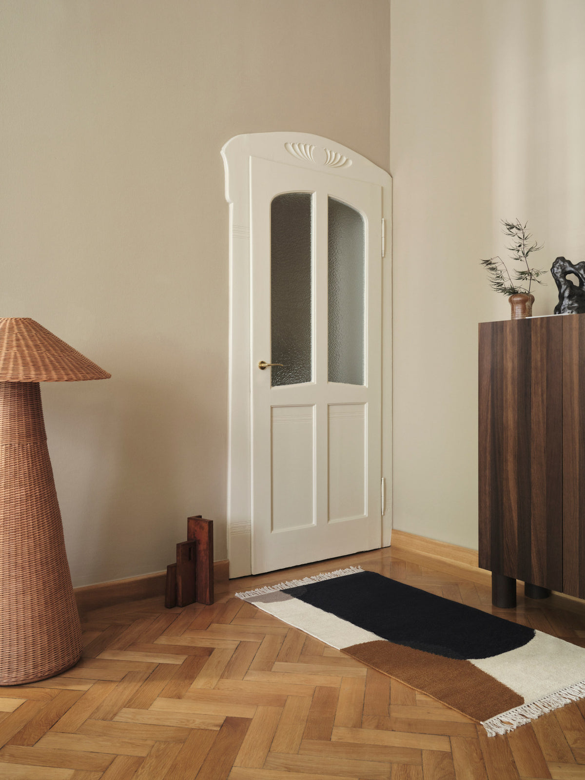 Kelim Teppich Klein von Ferm Living in Mehrfarbig, handgewoben aus Wolle und Baumwolle, mit traditionellem Kelim-Muster und grober Webstruktur.