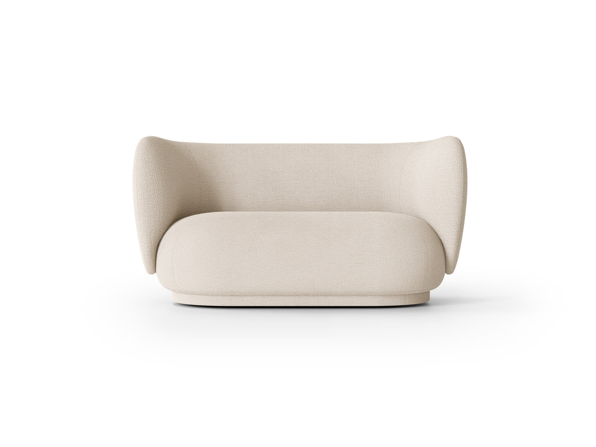 Rico 2er Sofa von Ferm Living mit runder Form, weichen Konturen und Stoffbezug