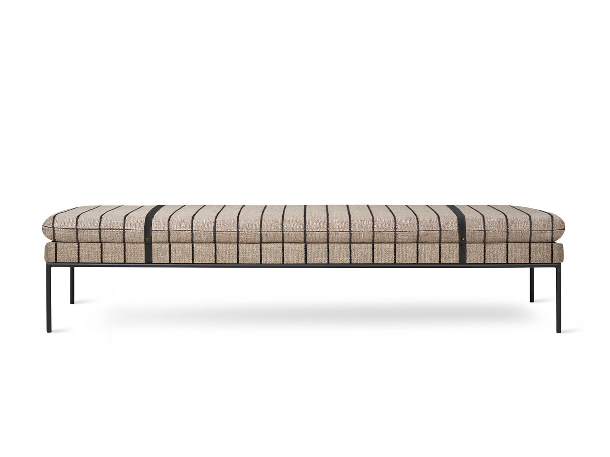 Turn Tagesbett von Ferm Living, gepolstert, mit Lederriemen und schlanken Metallbeinen