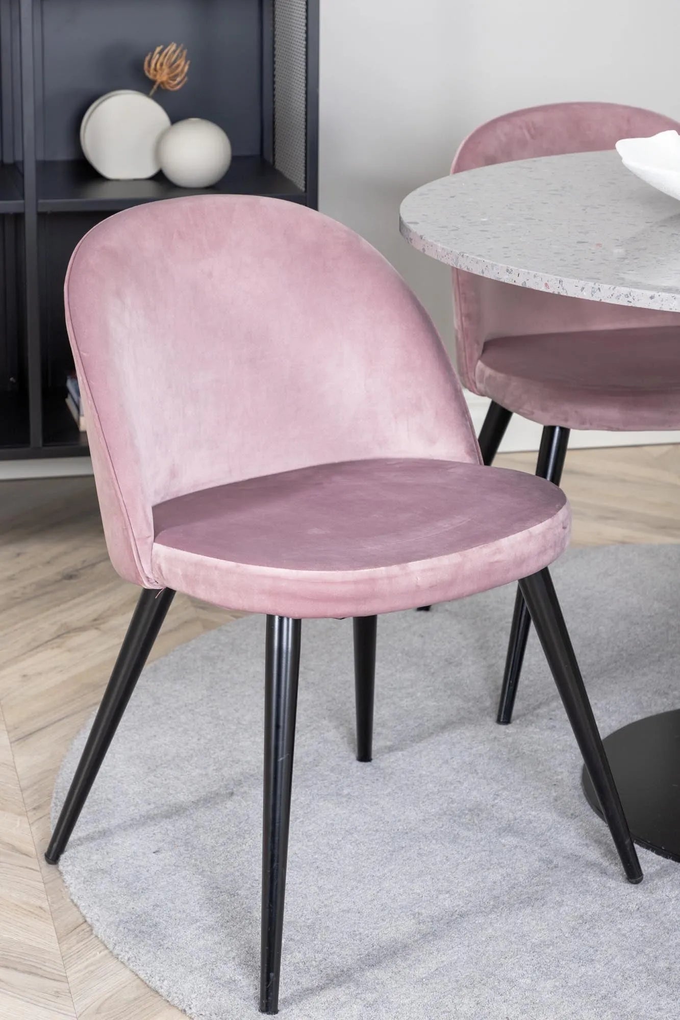 Stilvolles Razzia Esszimmerset mit Velvet-Tisch und 4 Stühlen, 106cm.