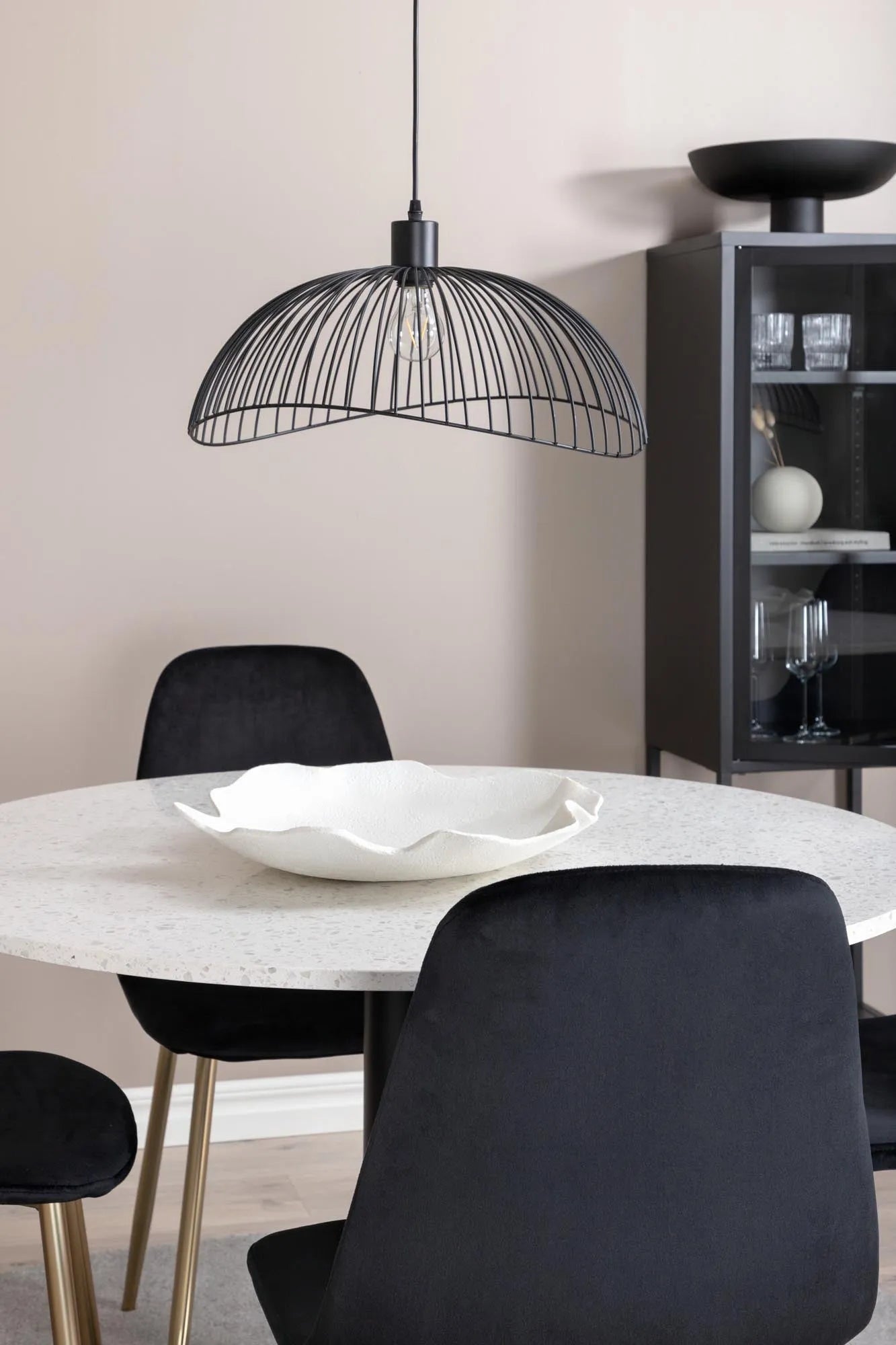 Elegantes Esszimmerset Razzia: Skandinavisches Design von Venture Home.