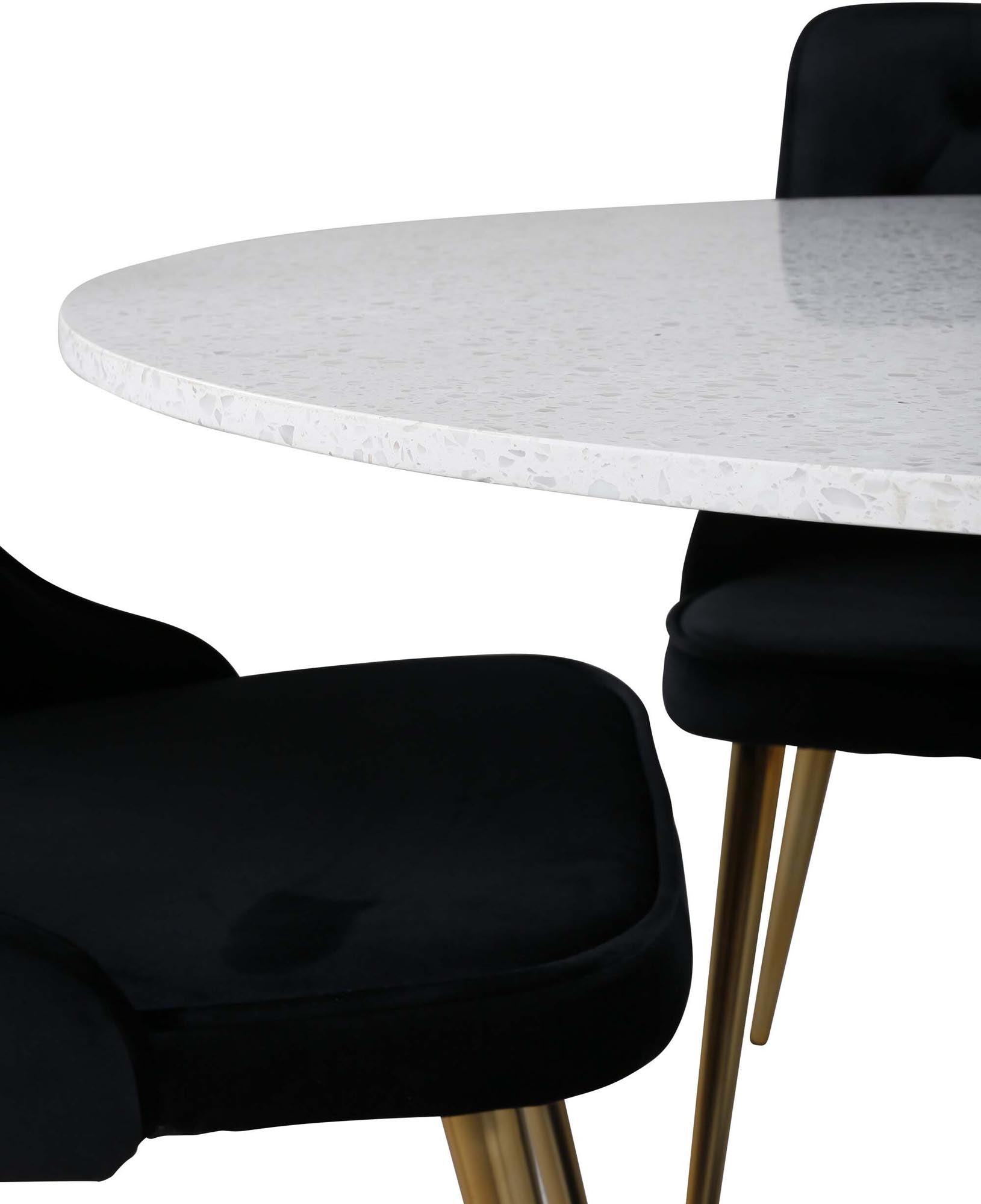 Luxuriöses Esszimmerset mit Samt für exklusives Wohnambiente.