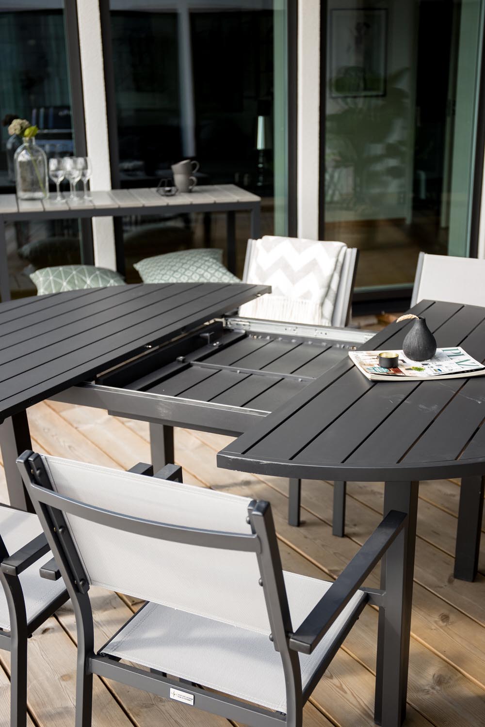 Marbella Esstisch mit Copacabana Stühlen in Schwarz präsentiert im Onlineshop von KAQTU Design AG. Gartentischset ist von Venture Home