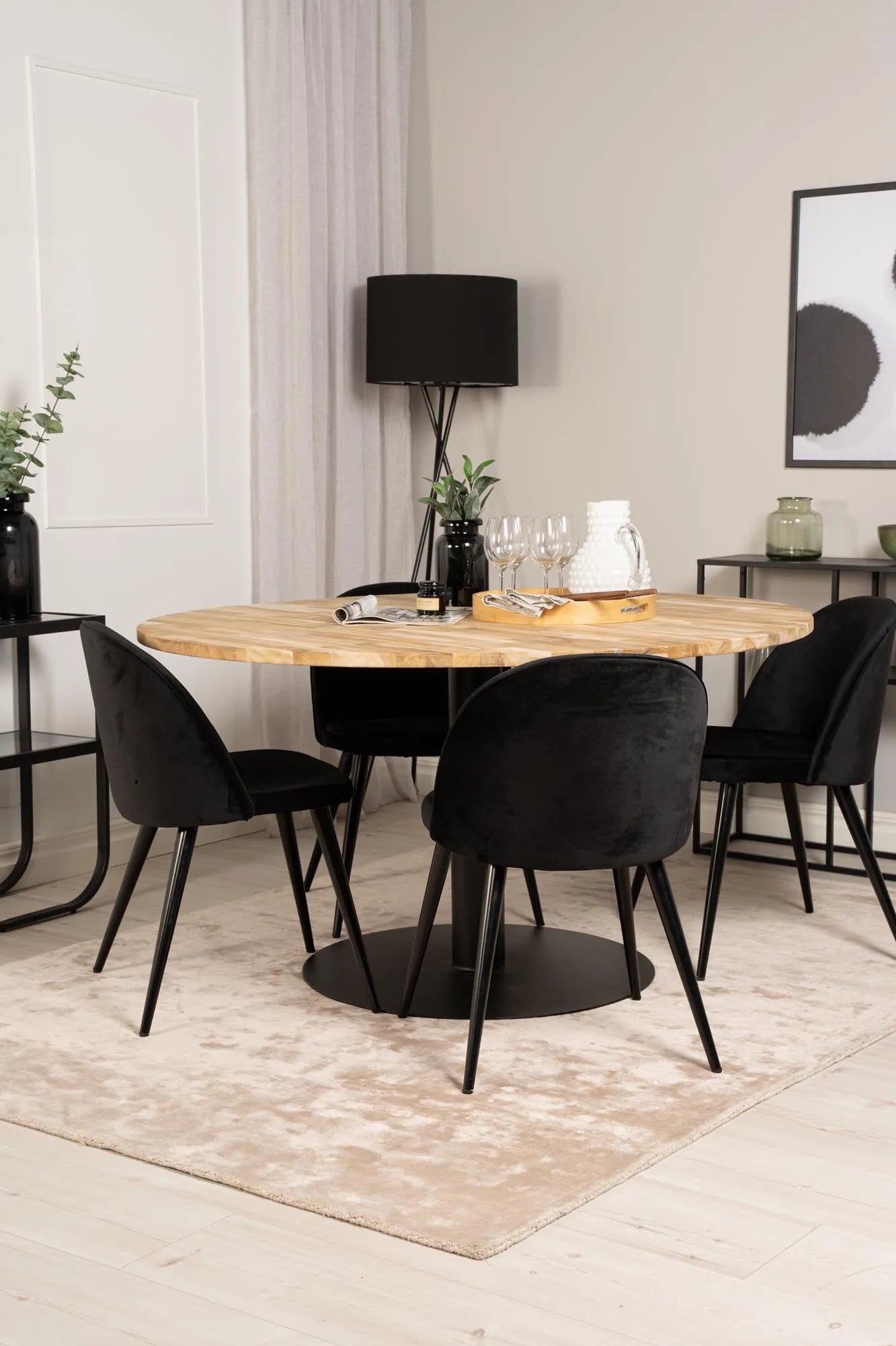 Elegantes Cirebon Set: Stilvolle Samtstühle und runder Tisch.