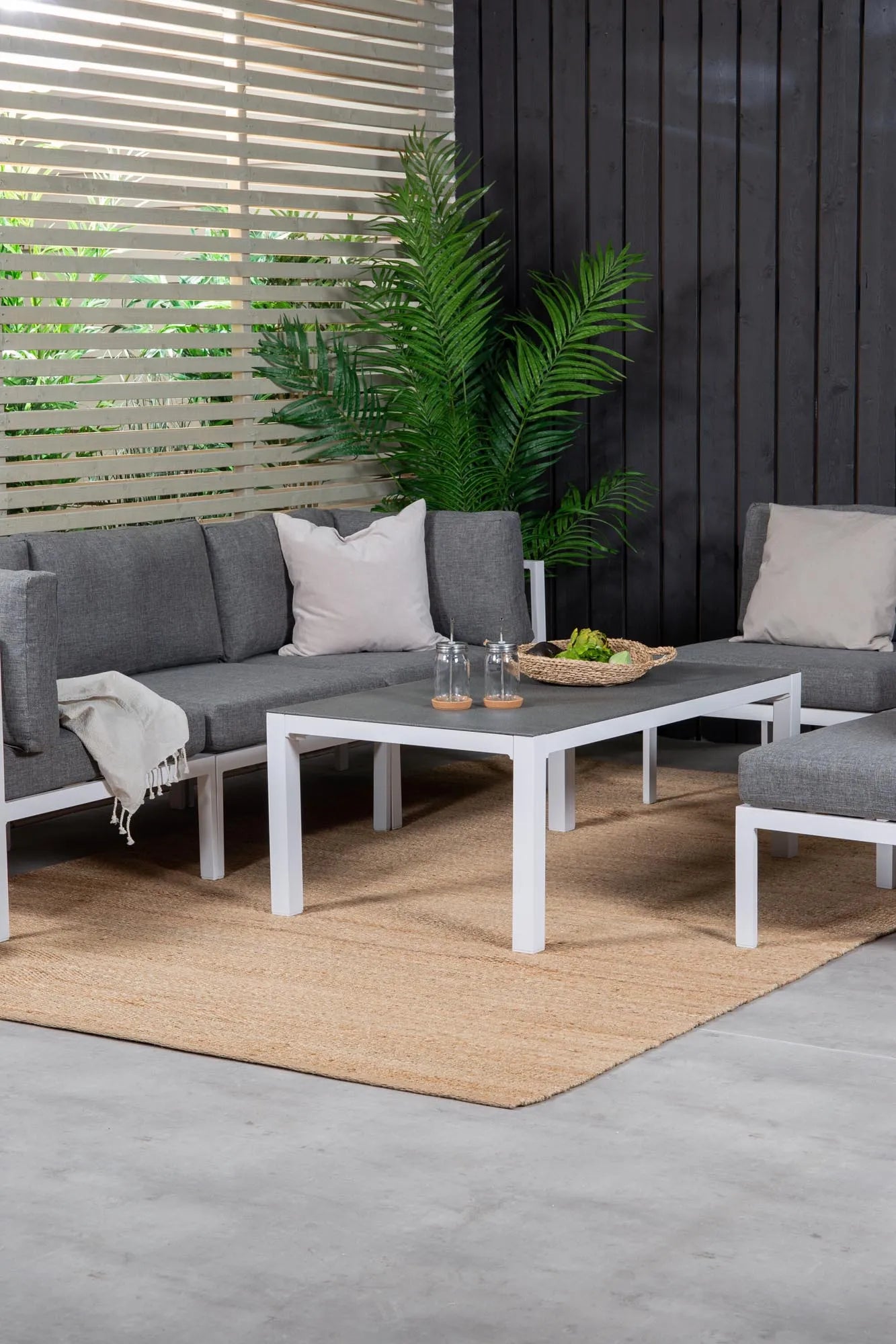 Elegante Copacabana V4 Sofagarnitur von Venture Home für draußen.