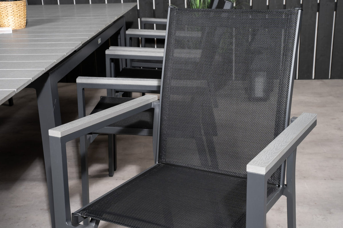 Rechteckiger Esstisch aus Aintwood mit Aluminiumgestell in Anthrazit, dazu zwei stapelbare Stühle mit pulverbeschichteter Oberfläche.