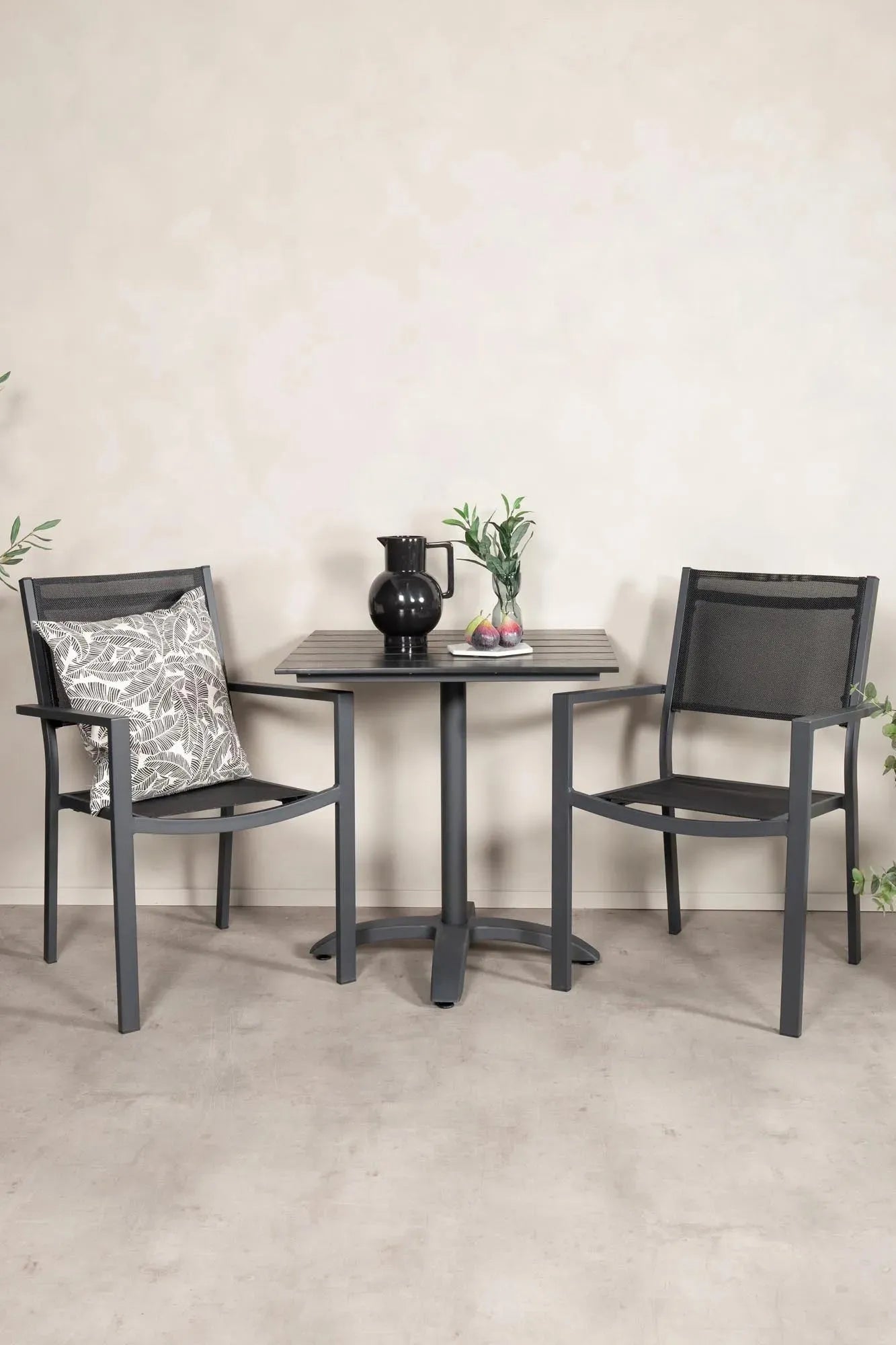 Elegante Outdoor-Essgruppe von Venture Home für stilvolle Momente.