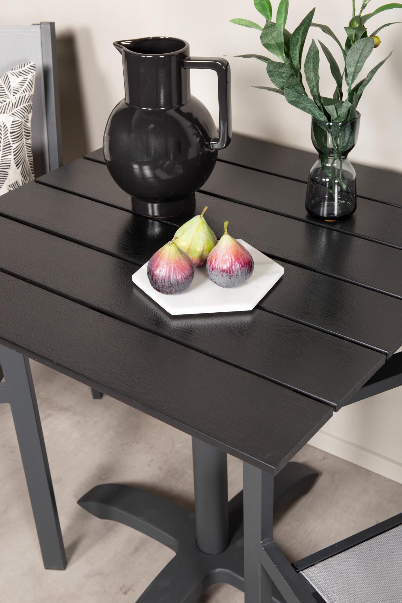 Colorado - Café-Tisch - 70*70 - Matt Schwarz / Schwarzes Aintwood+Copacabana Armstuhl in 0/0 präsentiert im Onlineshop von KAQTU Design AG. Gartentischset ist von Venture Home