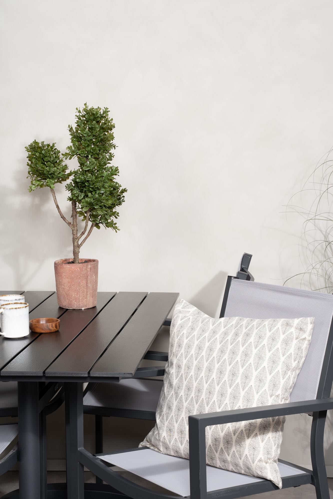 Denver Outdoor-Tischset + Copacabana 120cm/4St. in Schwarzgrau präsentiert im Onlineshop von KAQTU Design AG. Gartentischset ist von Venture Home