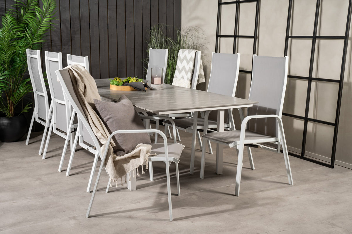Graues Gartentischset aus Aintwood und Aluminium mit ausziehbarer Tischplatte und sechs klappbaren, pulverbeschichteten Stühlen im Aussenbereich.