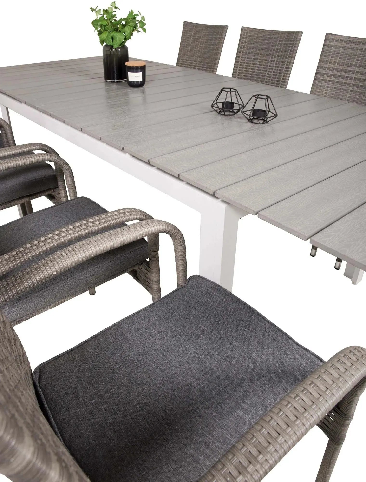 Elegantes, erweiterbares Outdoor-Set für gesellige Sommerabende.